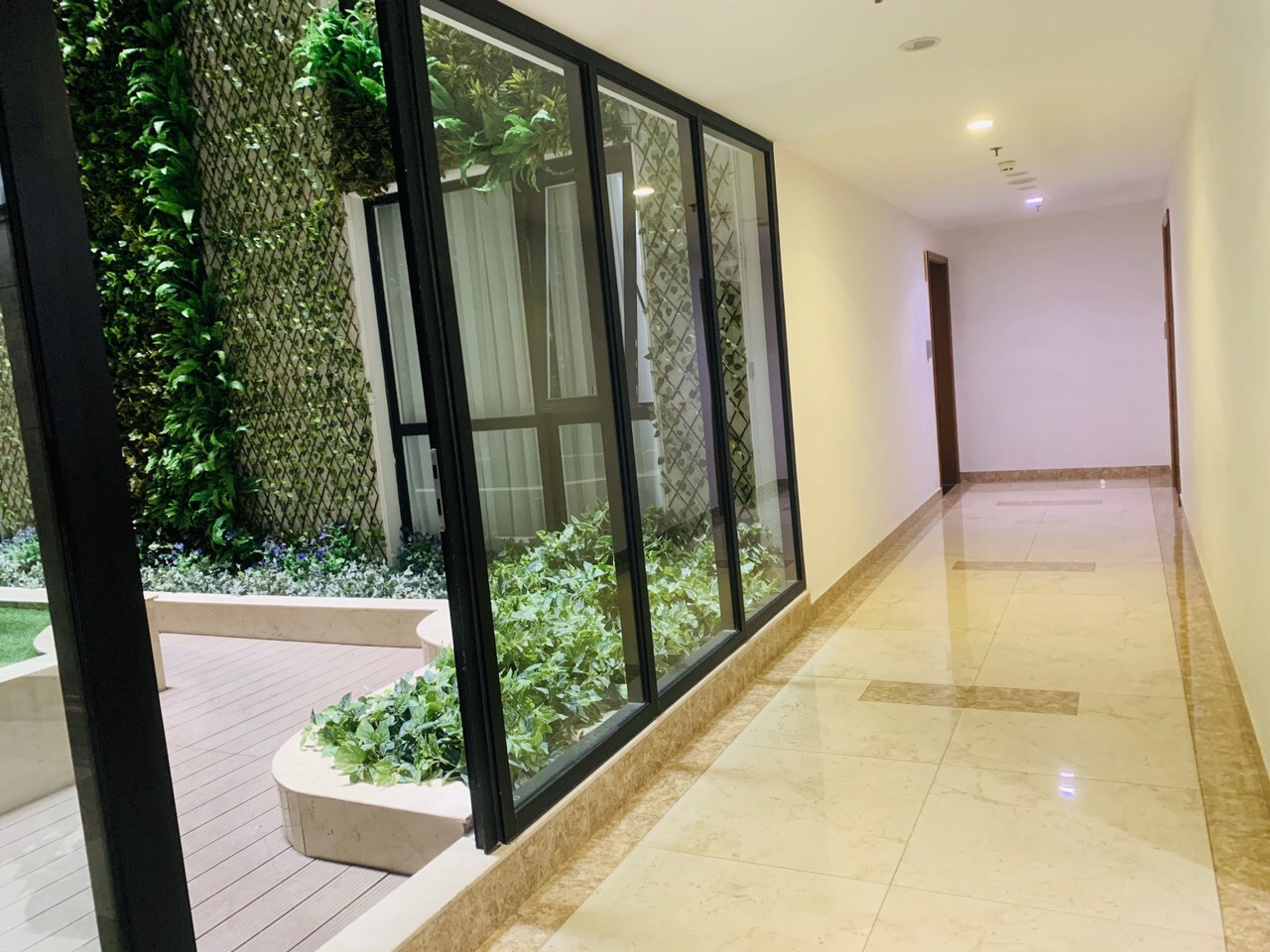 CHO THUÊ CĂN HỘ R6 2 PHÒNG NGỦ HƯỚNG ĐÔNG NAM ĐỒ ĐẸP (TR60013)