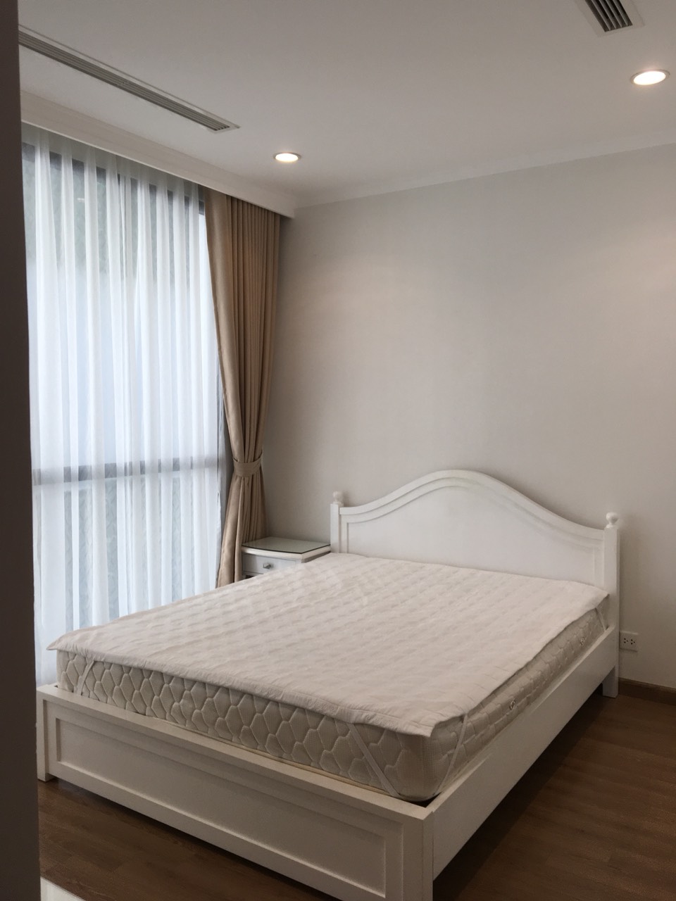 CHO THUÊ CĂN HỘ TRUNG TÂM R6 HƯỚNG ĐÔNG NAM 3 PHÒNG NGỦ ĐỦ ĐỒ ĐẸP (TR60026)