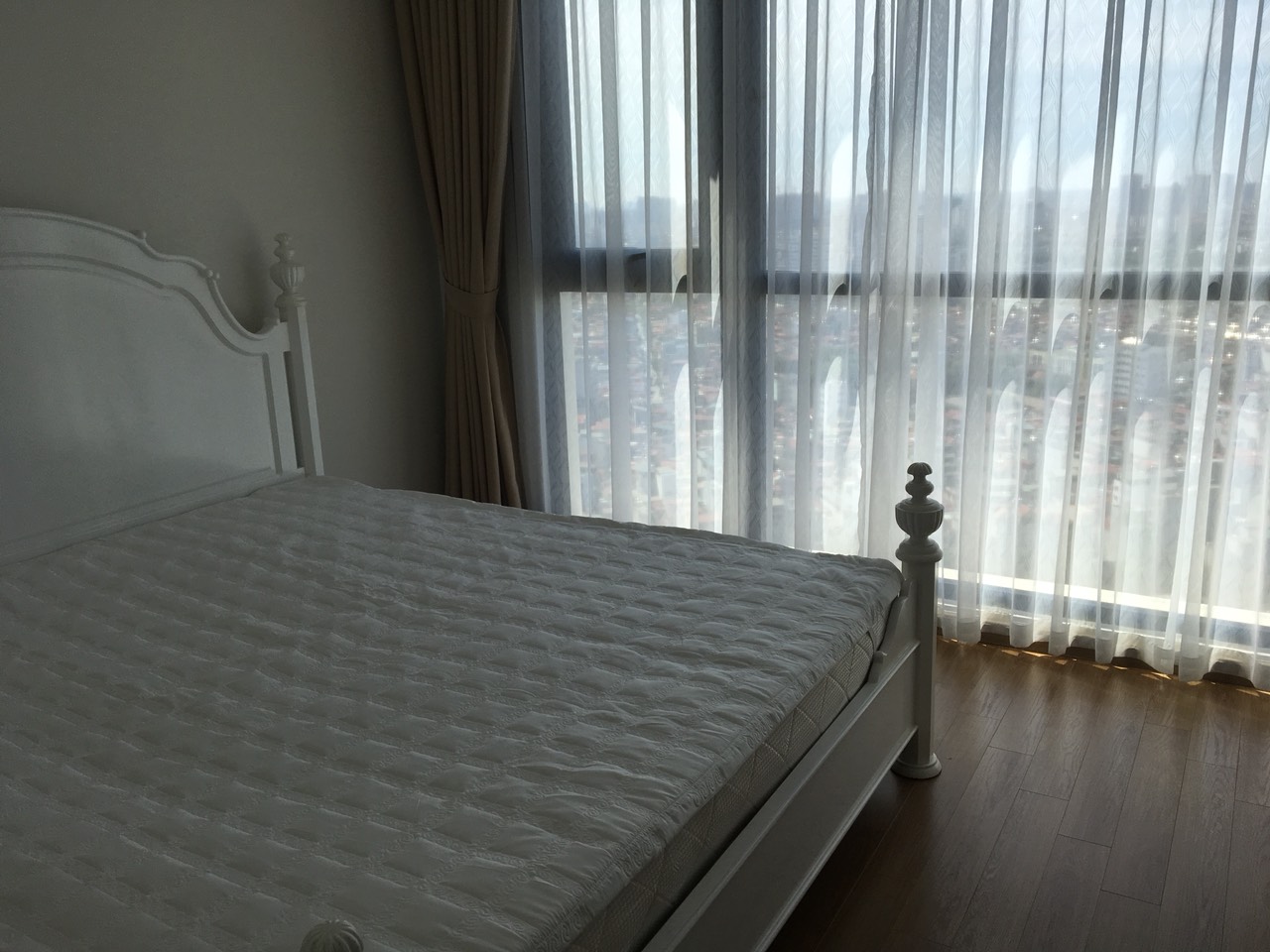 CHO THUÊ CĂN HỘ TRUNG TÂM R6 HƯỚNG ĐÔNG NAM 3 PHÒNG NGỦ ĐỦ ĐỒ ĐẸP (TR60026)