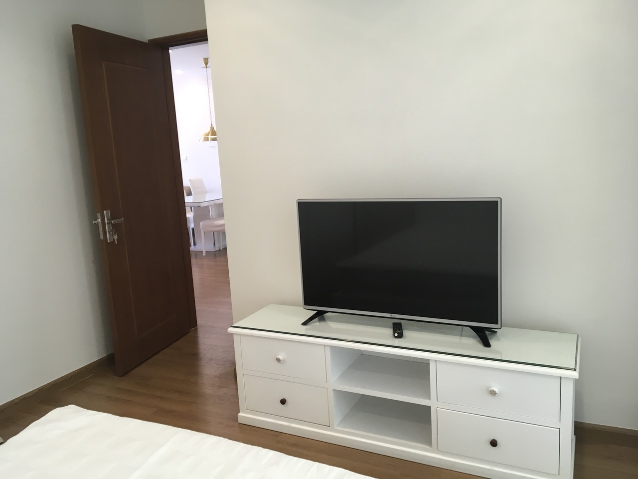 CHO THUÊ CĂN HỘ TRUNG TÂM R6 HƯỚNG ĐÔNG NAM 3 PHÒNG NGỦ ĐỦ ĐỒ ĐẸP (TR60026)