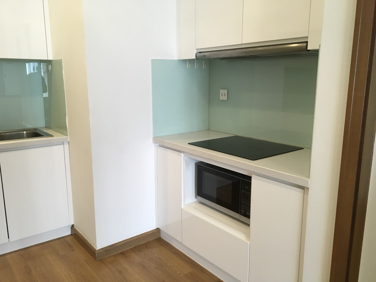 CHO THUÊ CĂN HỘ TRUNG TÂM R6 HƯỚNG ĐÔNG NAM 3 PHÒNG NGỦ ĐỦ ĐỒ ĐẸP (TR60026)