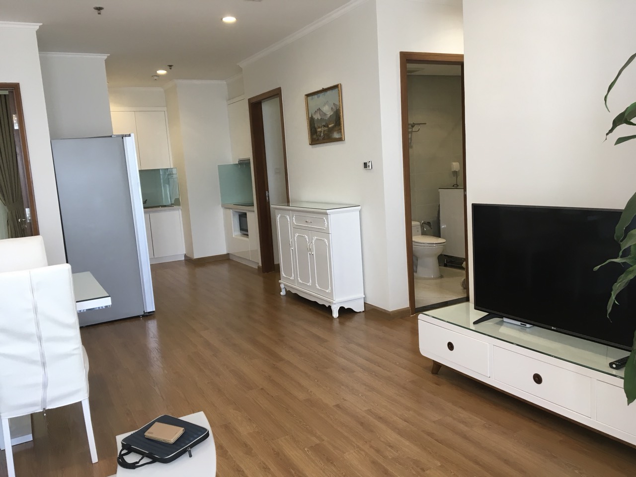 CHO THUÊ CĂN HỘ TRUNG TÂM R6 HƯỚNG ĐÔNG NAM 3 PHÒNG NGỦ ĐỦ ĐỒ ĐẸP (TR60026)