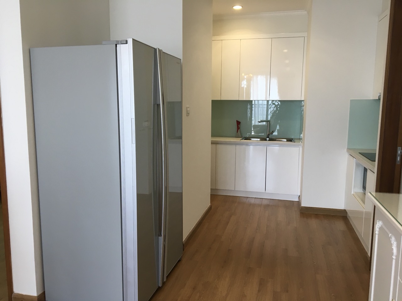 CHO THUÊ CĂN HỘ TRUNG TÂM R6 HƯỚNG ĐÔNG NAM 3 PHÒNG NGỦ ĐỦ ĐỒ ĐẸP (TR60026)