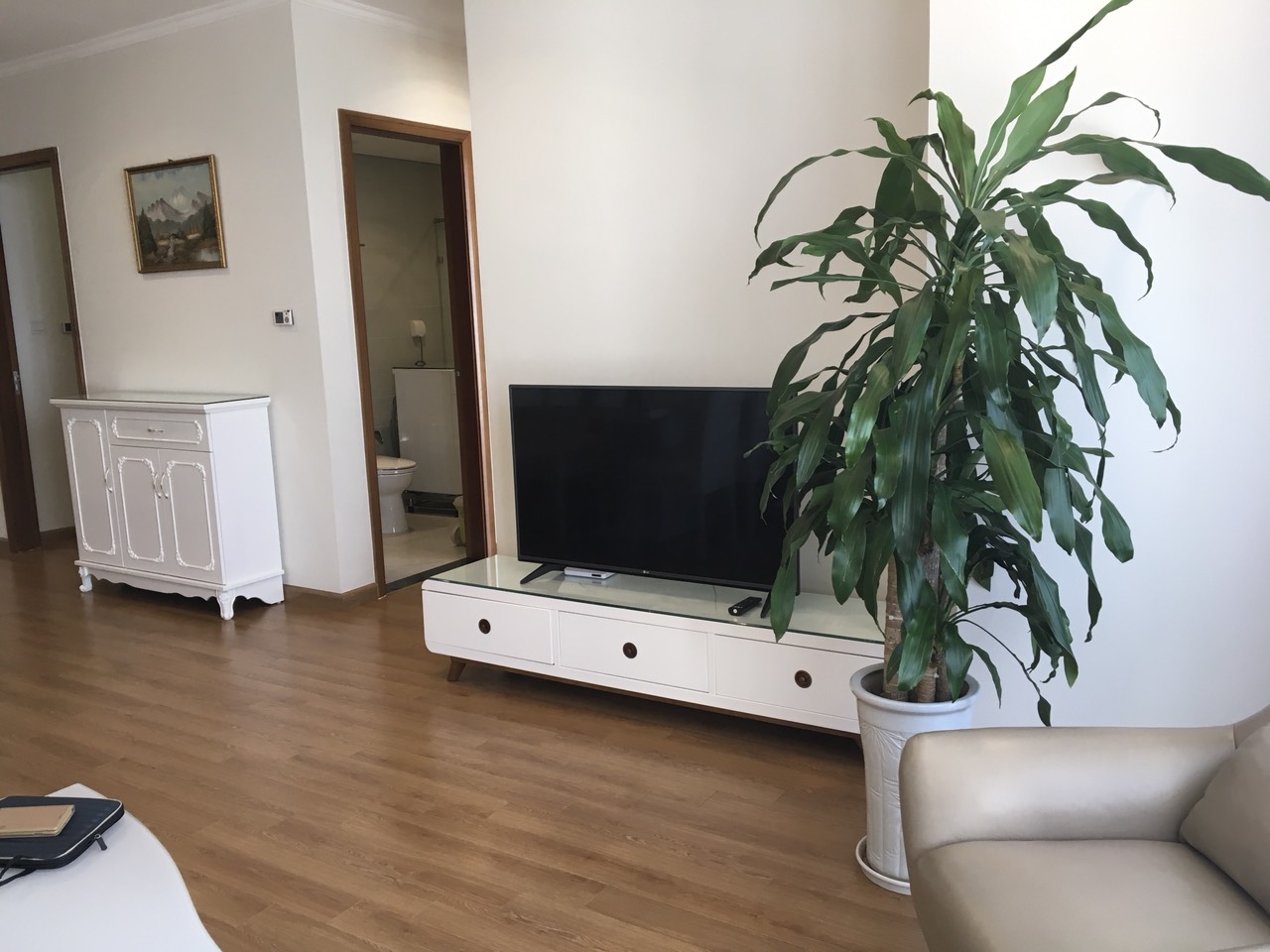 CHO THUÊ CĂN HỘ TRUNG TÂM R6 HƯỚNG ĐÔNG NAM 3 PHÒNG NGỦ ĐỦ ĐỒ ĐẸP (TR60026)