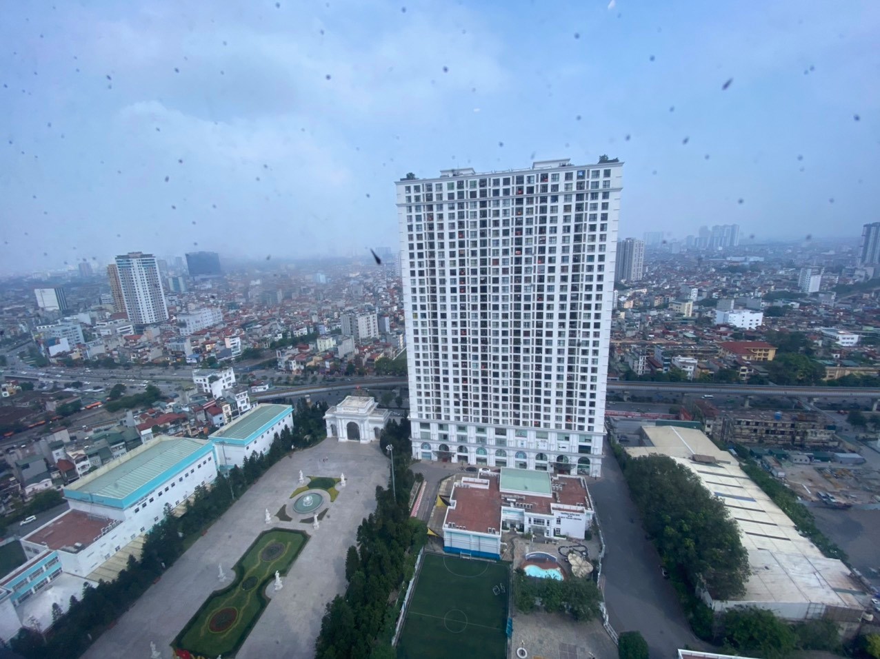 CHO THUÊ CĂN HỘ R5 HƯỚNG ĐÔNG NAM 2 PHÒNG NGỦ SẴN ĐỒ (TR50043)