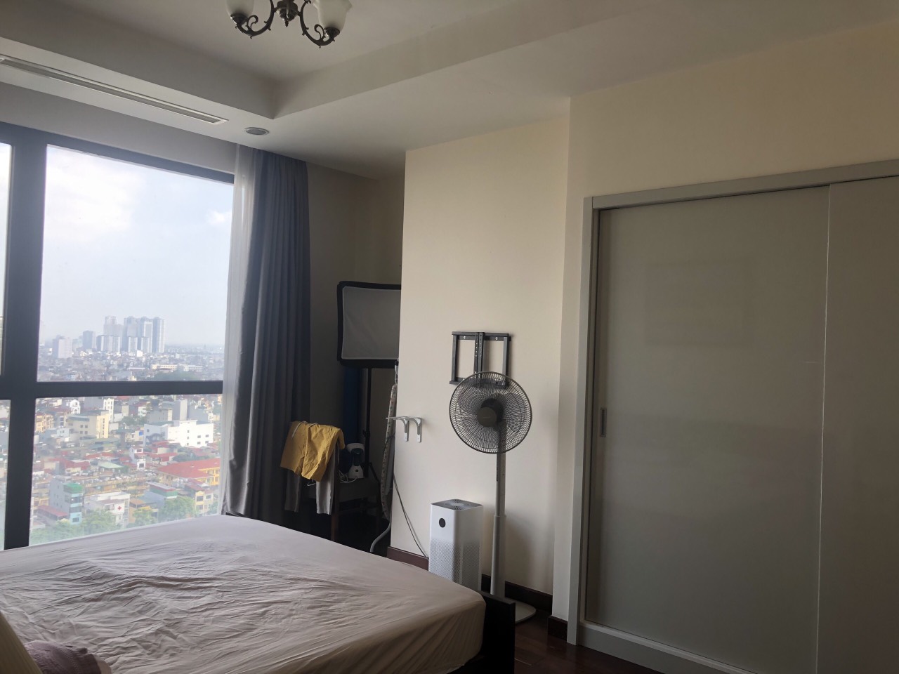 CHO THUÊ CĂN HỘ R5 HƯỚNG ĐÔNG NAM 2 PHÒNG NGỦ SẴN ĐỒ (TR50043)