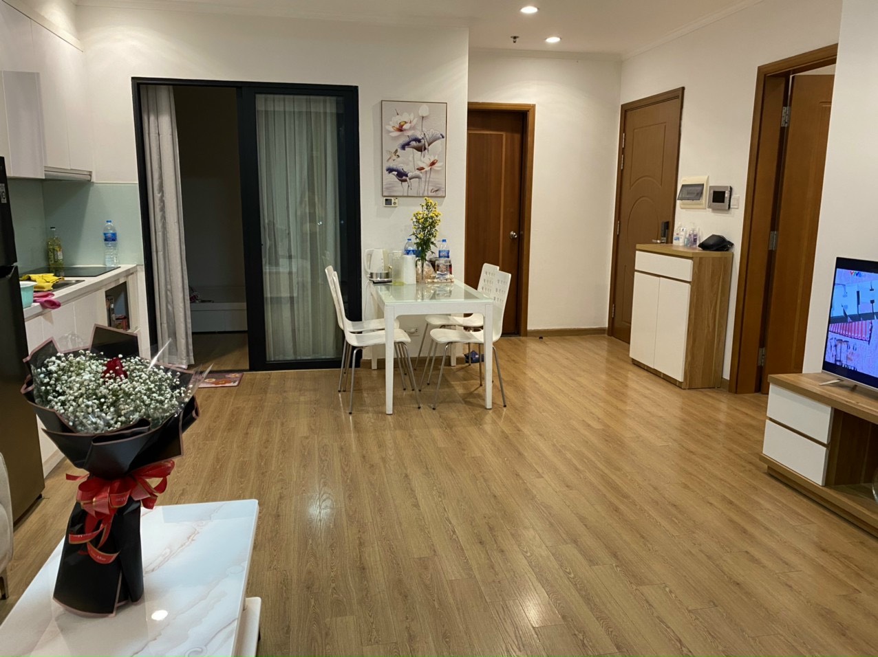 CHO THUÊ CĂN HỘ 2 PHÒNG NGỦ ĐỦ ĐỒ R6 BAN CÔNG HƯỚNG ĐÔNG NAM (TR60034)