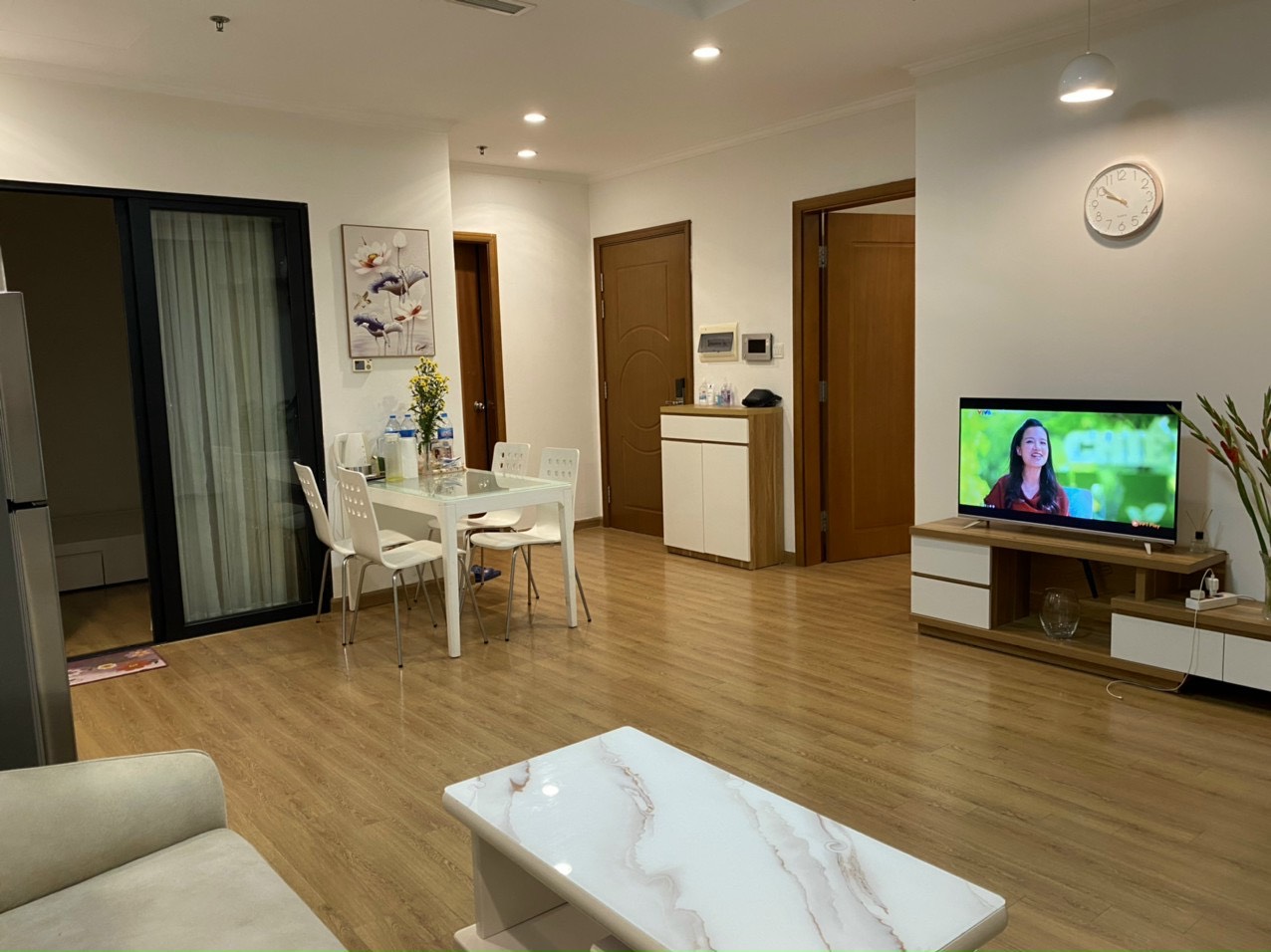 CHO THUÊ CĂN HỘ 2 PHÒNG NGỦ ĐỦ ĐỒ R6 BAN CÔNG HƯỚNG ĐÔNG NAM (TR60034)