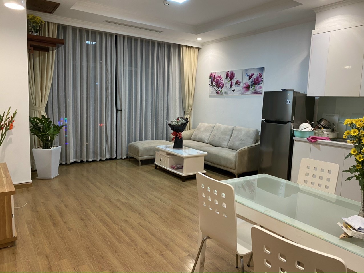 CHO THUÊ CĂN HỘ 2 PHÒNG NGỦ ĐỦ ĐỒ R6 BAN CÔNG HƯỚNG ĐÔNG NAM (TR60034)