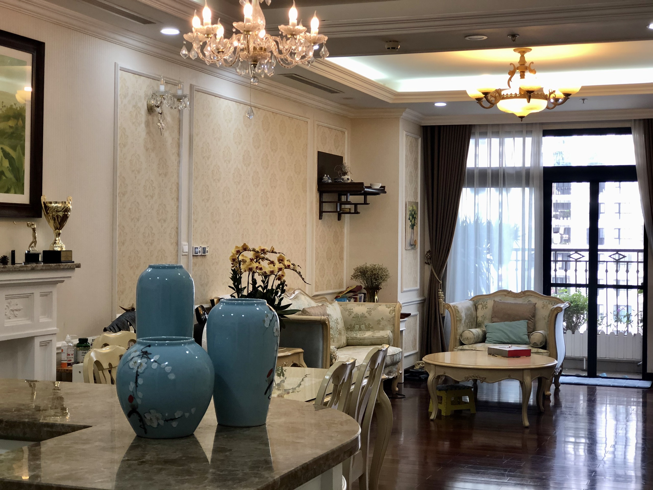 CHO THUÊ CĂN HỘ 3 PHÒNG NGỦ SẴN ĐỒ ĐẸP R4-R5 BAN CÔNG ĐÔNG NAM (TR00112)