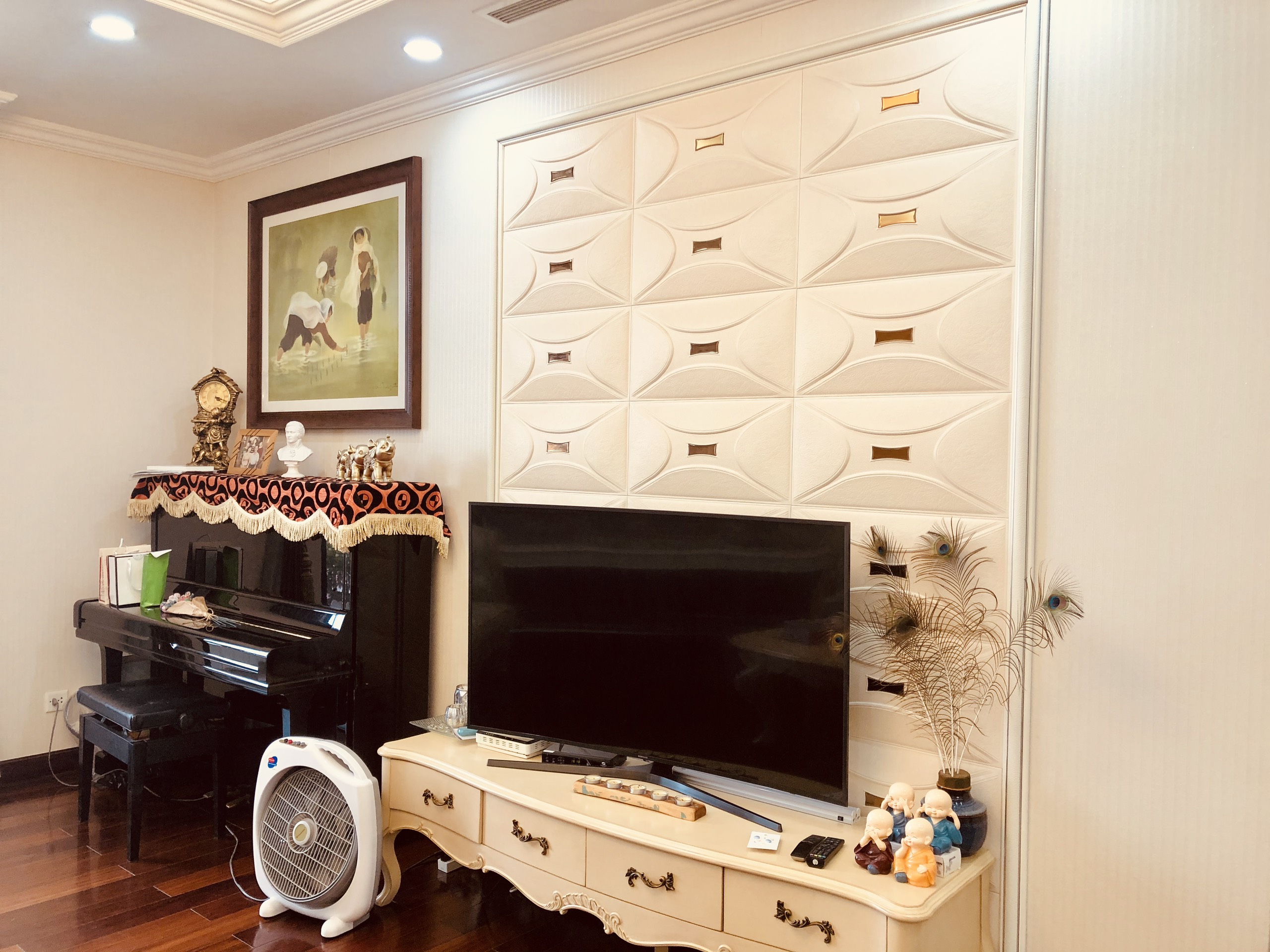 CHO THUÊ CĂN HỘ 3 PHÒNG NGỦ SẴN ĐỒ ĐẸP R4-R5 BAN CÔNG ĐÔNG NAM (TR00112)