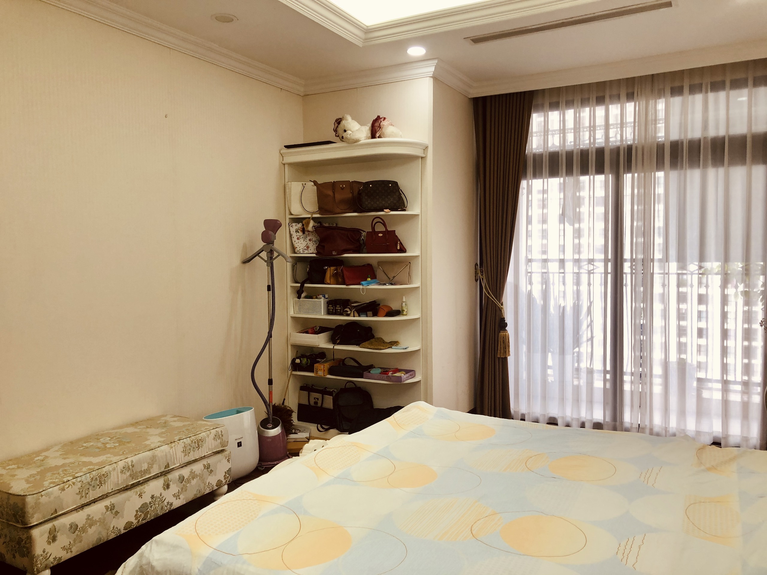 CHO THUÊ CĂN HỘ 3 PHÒNG NGỦ SẴN ĐỒ ĐẸP R4-R5 BAN CÔNG ĐÔNG NAM (TR00112)