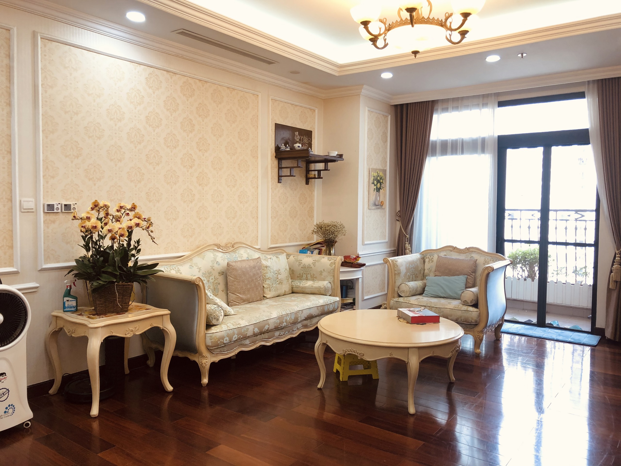 CHO THUÊ CĂN HỘ 3 PHÒNG NGỦ SẴN ĐỒ ĐẸP R4-R5 BAN CÔNG ĐÔNG NAM (TR00112)