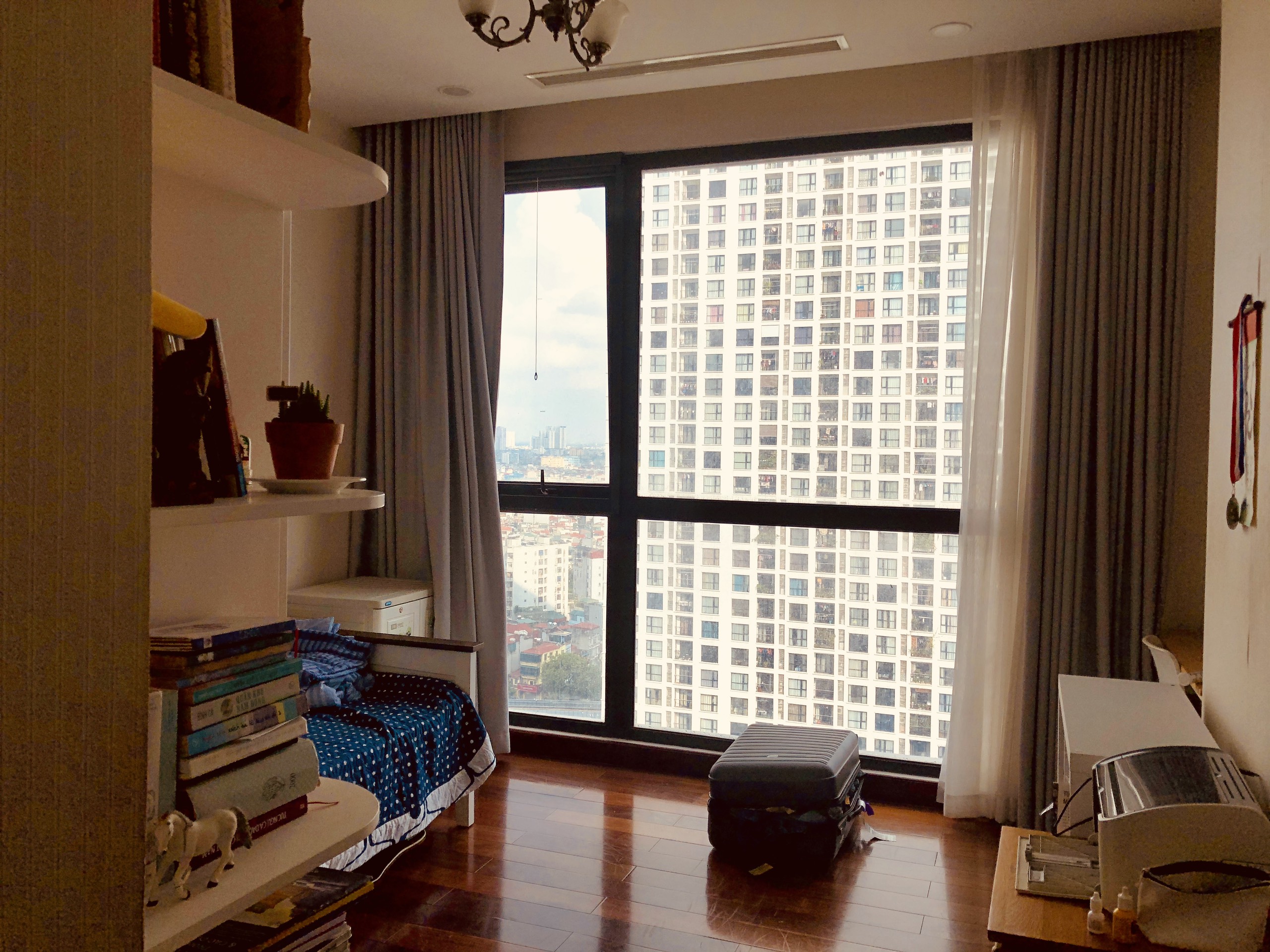 CHO THUÊ CĂN HỘ 3 PHÒNG NGỦ SẴN ĐỒ ĐẸP R4-R5 BAN CÔNG ĐÔNG NAM (TR00112)