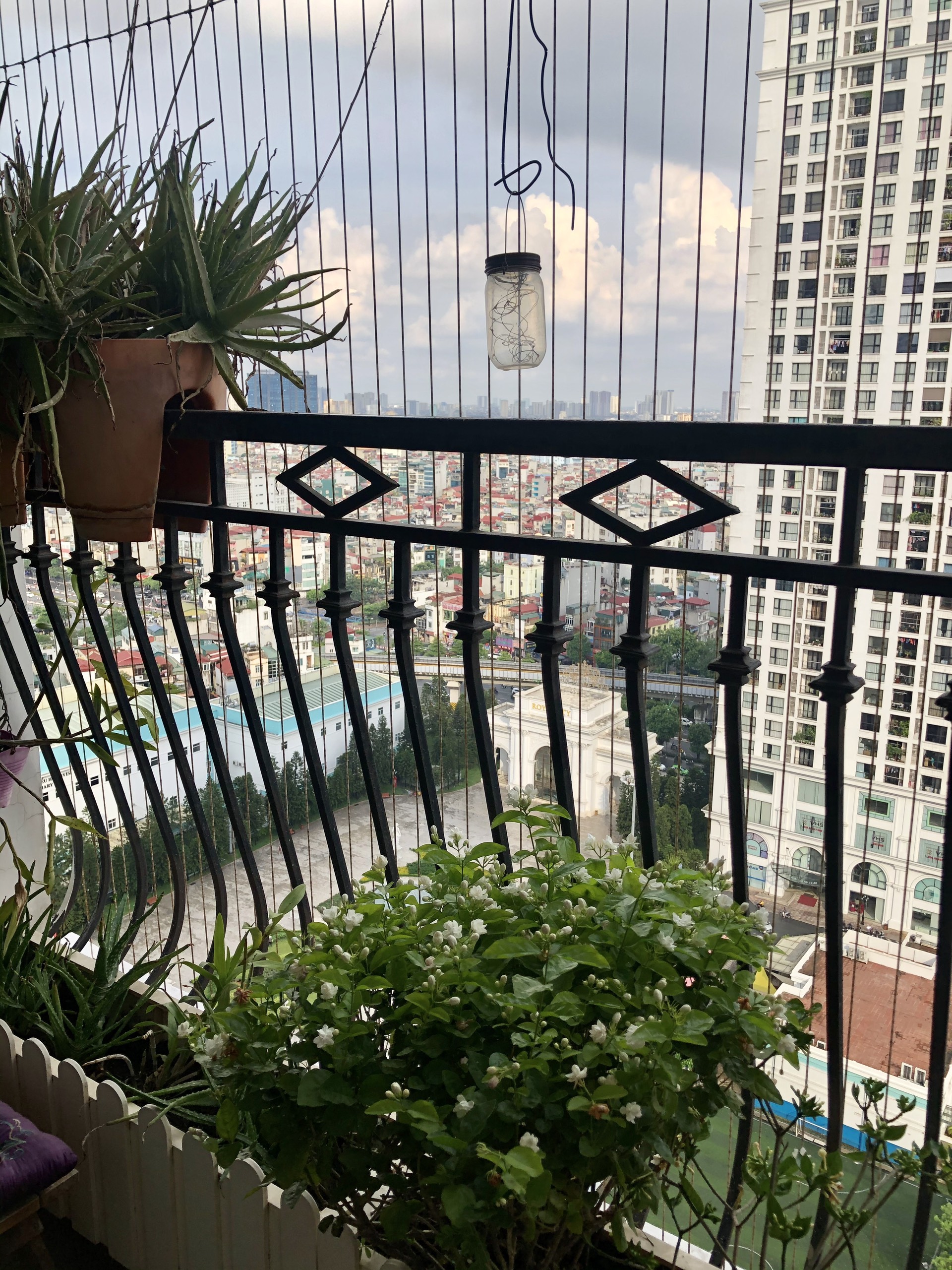 CHO THUÊ CĂN HỘ 3 PHÒNG NGỦ SẴN ĐỒ ĐẸP R4-R5 BAN CÔNG ĐÔNG NAM (TR00112)